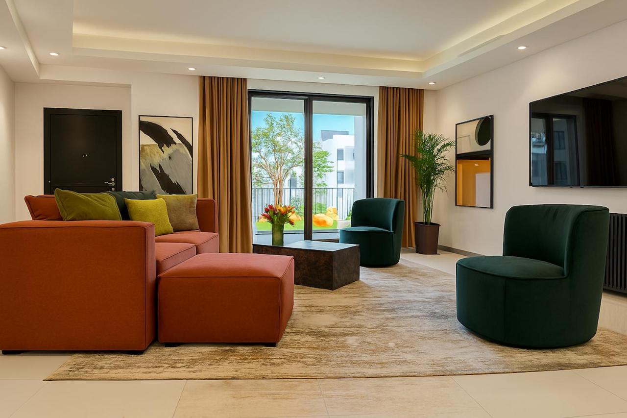 Massive Luxxo Family & Friends House With Terraces, Private Parking, Pool & Quick Access To Mall Villa